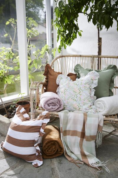 Koristetyyny karin röyhelö kukka valkoinen